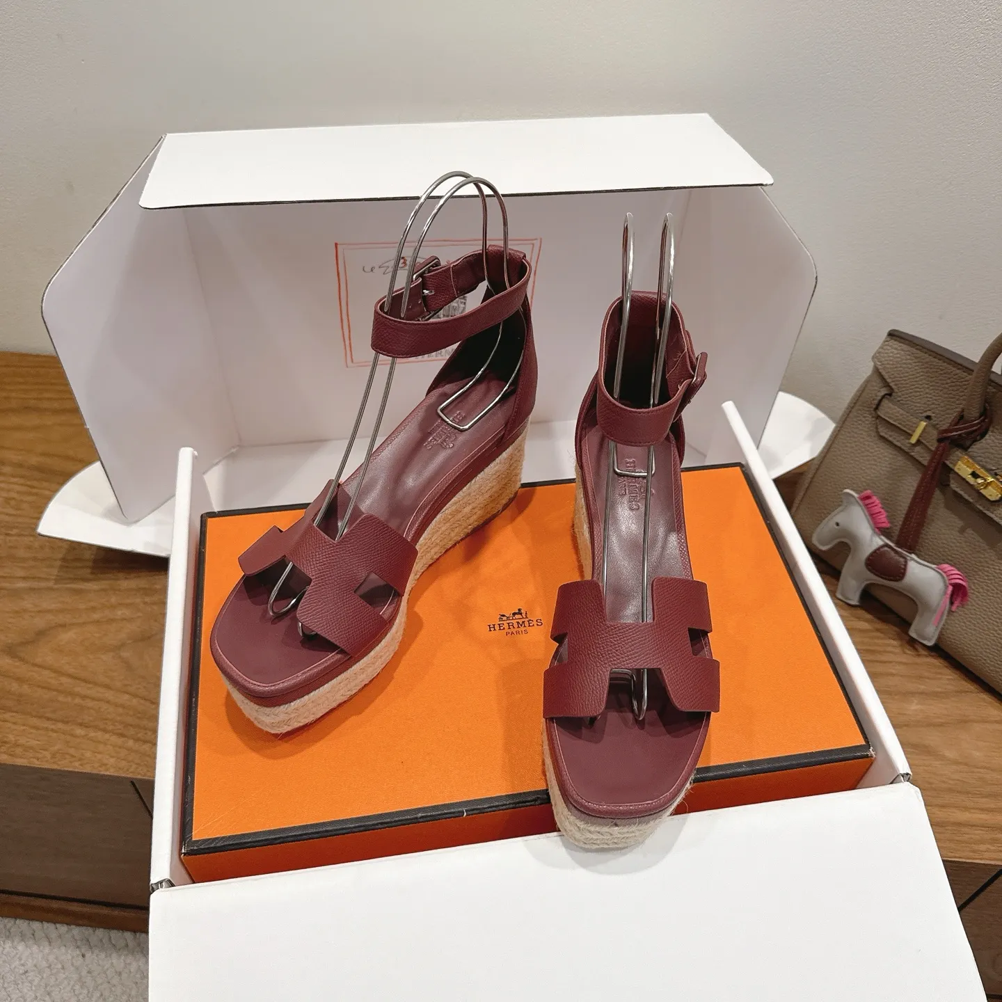 👟👟Ex-factory price 720👟👟 Hermes... a Eclair 2025 new color + popular series, the version is super positive, with a certain thickness, which makes the legs longer! Breathable, comfortable calfskin, spring and summer color matching, this item is both beautiful and comfortable! Channel supply code size: 35-39 can be ordered as 40.41 with airplane box ➕20